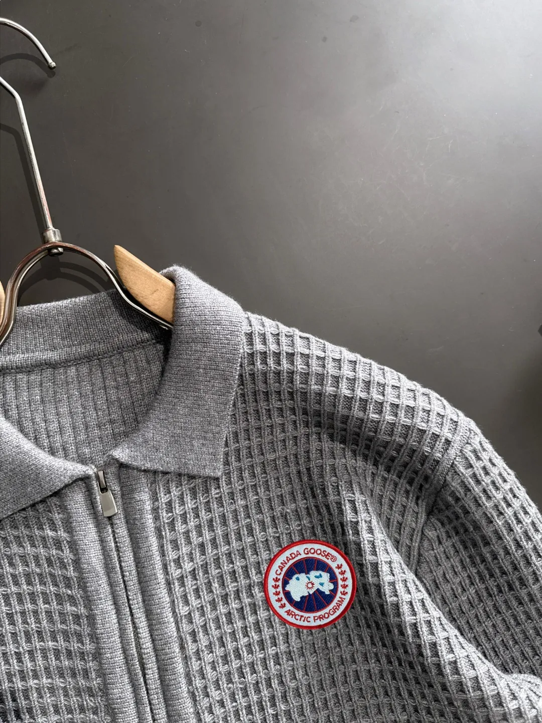 Next day shipping P460 Big Goose 2025 official website latest winter sweater, popular items are on sale at the counter simultaneously! Specially made of wool blended fabric. It feels comfortable and can be directly in contact with the skin. The logo badge is exquisitely embroidered, which is extremely eye-catching! The details highlight the fashionable charm of big brands. Exquisite workmanship. Three-dimensional cutting style. The wearing effect is invincible and handsome! All three standards are complete! Size: M-3XL